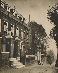 Cromwell House su Highgate Hill, un palazzo del XVII secolo, c1935