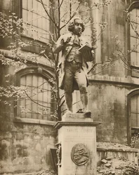 Dr. Johnson sul suo piedistallo, da cui può vedere Fleet Street, c1935