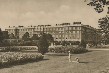 Ala est di Hampton Court aggiunta da Wren sul sito del lavoro del cardinale, c1935