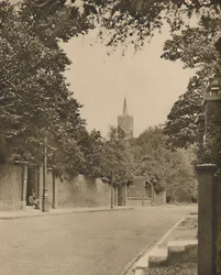 Chiesa di Hampstead tra i muri frondosi di Frognal Lane, c1935
