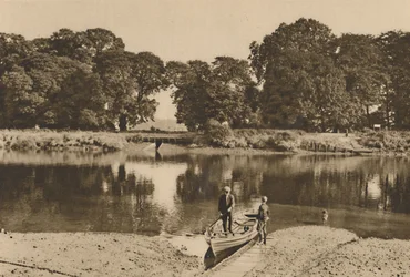 Il fiume di Londra al traghetto di Isleworth guardando verso i verdi prati dei Kew Gardens, c1935
