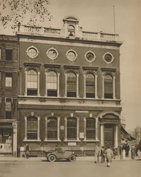 Scuola in Leicester Square sul sito della casa di Hogarth, c1935