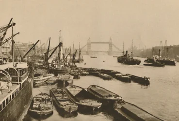 Navigazione nella Pool di Londra: una vista dal London Bridge al Tower Bridge, c1935