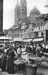 La piazza del mercato alla Cattedrale di Worms, Worms, Germania, 1922