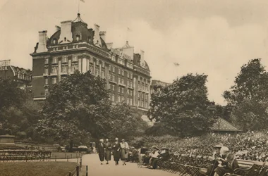 Sezione di Villiers Street del Victoria Garden e una veduta del Cecil Hotel, c1935