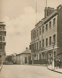 Estremità occidentale di Downing Street, No.10 e uno scorcio del Foreign Office, c1935