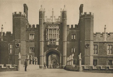Facciata ovest di Hampton Court Palace di Wolsey e il ponte riesumato, c1935