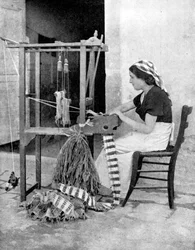 Donna che tesse con paglia su un telaio a mano, Fiesole, vicino a Firenze, Italia, 1936