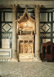 Italia, Toscana, Firenze, battistero di San Giovanni, tomba di marmo progettata da Donatello e Michelozzo per il cardinale Baldassarre Coscia, antipapa con il nome di Giovanni XXIII