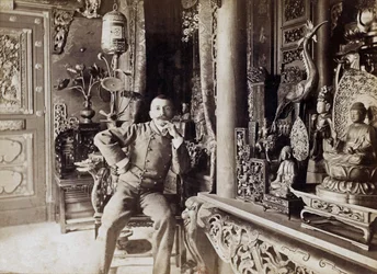 Pierre Loti (1850-1923) scrittore francese, a casa sua a Rochefort, foto di Paul Cardon aka Dornac, c. 1892
