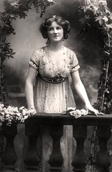 Nina Sevening, attrice, 1900s