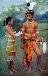 Giovani Iban o Sea Dayak in Abiti da Gala, Borneo