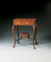Un tavolo da lavoro classico intagliato, 1810-20