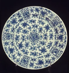 Piatto con motivo di rosa blu, 1764