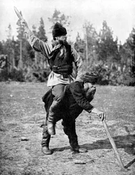Finlandesi che giocano a Kyykkä, il gioco nazionale, 1936
