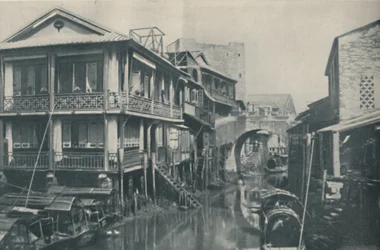 Acque inquinate sotto un ponte che conduce a case infelici di povertà e dolore, c1935