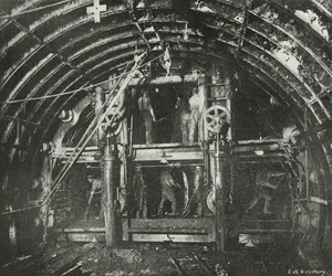 Scavando il tunnel per la Waterloo and City Railway