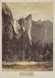 Valle di Yo-Sem-i-te, California. La valle da Pohono Meadows