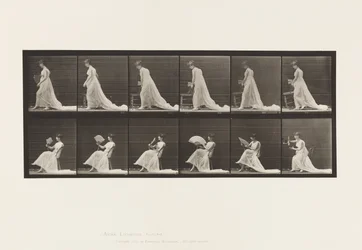 Mettere una sedia, sedersi e sventolare un ventaglio