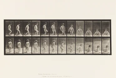 Piastra 476. Bambino seduto a terra