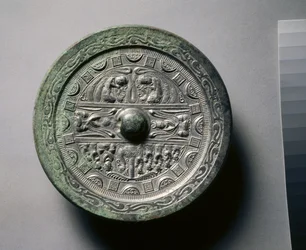 Specchio con Divinità e Re in Tre Sezioni Circondate da Anelli di Quadrati e Semicerchi