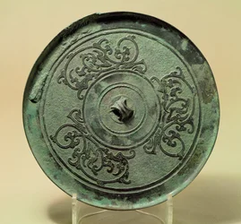 Specchio con draghi intrecciati, Dinastia Zhou Orientale, periodo degli Stati Combattenti, 475-221 a.C.