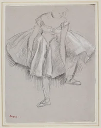 Ballerina che Aggiusta la Scarpetta