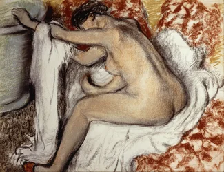 Dopo il bagno, donna che si asciuga