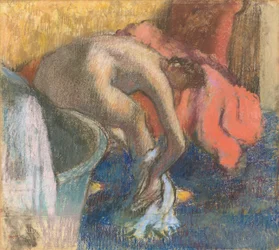 Dopo il bagno, donna che si asciuga la gamba
