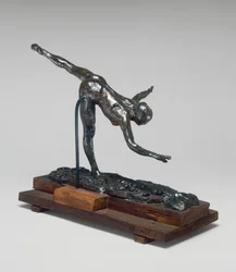 Arabesco sulla gamba destra, mano destra vicino al suolo, braccio sinistro teso, c. 1885-1890