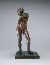 Ballerina che allaccia il laccio delle calze