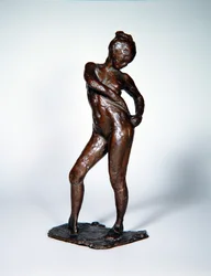 Ballerina che allaccia i lacci delle sue calze, c.1885-90, fuso 1919 (bronzo)