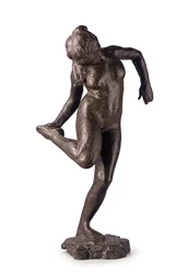 Danzatrice che guarda la pianta del piede destro