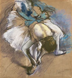 Ballerina che indossa le scarpe; ballerina che allaccia la pantofola, ca. 1880-1885