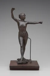 Ballerina pronta a danzare con il piede destro in avanti