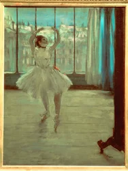 Ballerina davanti a una finestra