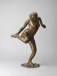 Ballerina che guarda la pianta del piede destro