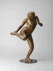 Ballerina che guarda la pianta del piede destro