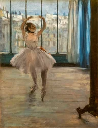 Ballerina che posa a casa di un fotografo