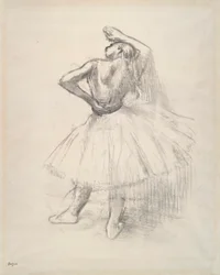 Ballerina in piedi, braccio destro alzato