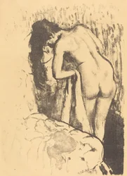 Donna nuda in piedi che si asciuga