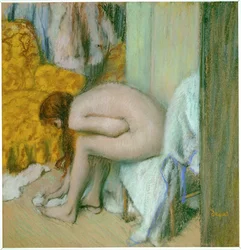 Nuda, mentre si asciuga i piedi dopo il bagno