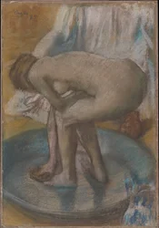 Donna che si bagna in una tinozza bassa
