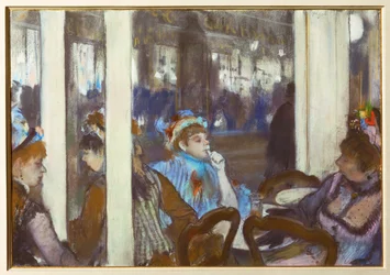 Donne sulla terrazza di un caffè di sera