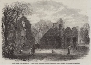 Il recente incendio a Campden House, vista del fronte del giardino, mostrando i resti del teatro