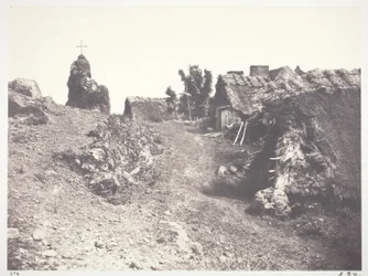 Casette di paglia in Alvernia, con un calvario