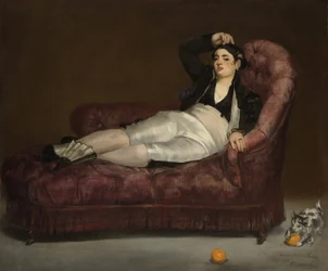 Giovane donna sdraiata in costume spagnolo