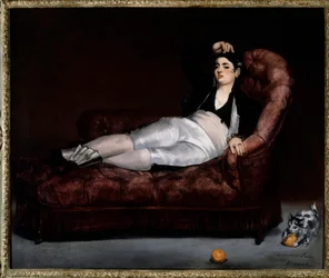 Giovane donna in costume da espada