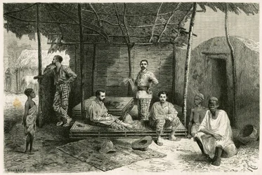 Insediamento della missione a Nango per un soggiorno di 10 mesi, con i ritratti di Gallieni e dei suoi capitani Vallière e Pietri, del dottor Tautain, nonché dei suoi interpreti, della guida e della vivandiera. Incisione di Riou, da uno schizzo