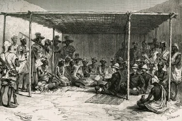 Firma del trattato che ha posto il paese di Kita (ex Sudan francese, attuale Mali) sotto il protettorato della Francia il 25 aprile 1880 tra il Comandante Joseph Gallieni (1849-1916) e Tokontan Keita. Incisione di Riou, basata su uno schizzo dell